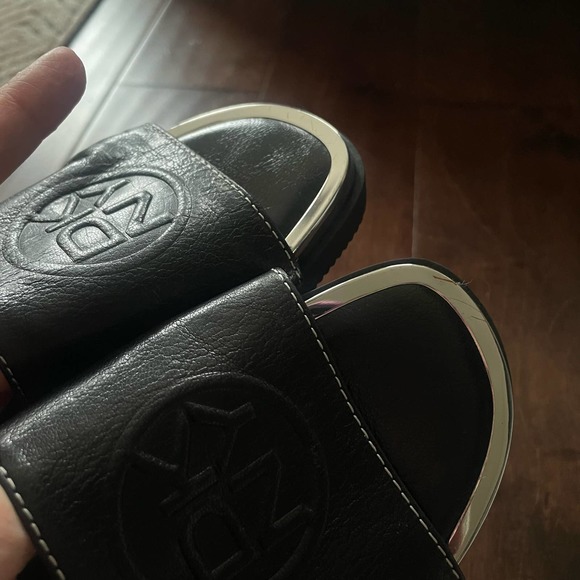 New DKNY Baby Black Embossed Signature Leather Slides sandals size 8.5 - Picture 3 of 6